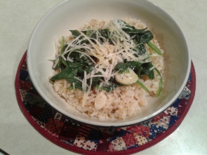 Bowl of brown rice and spinach with garlic